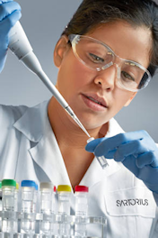 2519_Sartorius_Woman_in_Lab